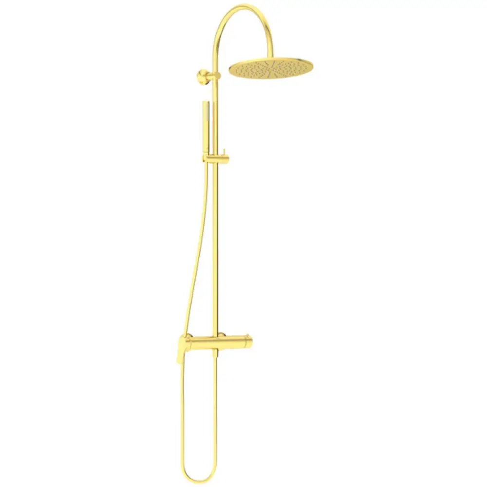 Duschsystem in Brushed Gold-Finish von Ideal Standard, bestehend aus einer großen Kopfbrause und einem flexiblen Handbrausearm, an einer Wand montiert.